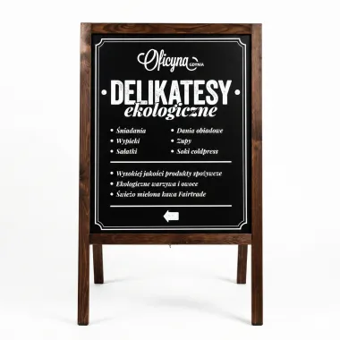 Potykacz kredowy z indywidualnym nadrukiem - Aranżacja w restauracji. Ściany w jasnych kolorach, podłoga w płytkach