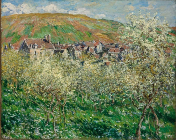 Reprodukcja Flowering Plum Trees, Claude Monet - Wzór graficzny. Obraz przedstawia kwitnące drzewa wśród zieleni, z domami