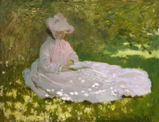 Reprodukcja Springtime, Claude Monet - Wzór graficzny. Kobieta w jasnej sukni siedzi na trawie, czytając książkę. W tle