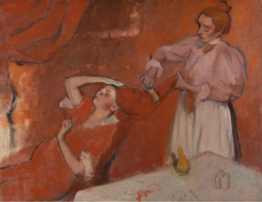 Reprodukcja Combing the Hair, Edgar Degas - Wzór graficzny. Dwie postacie na tle w odcieniach czerwieni, jedna czesze włosy