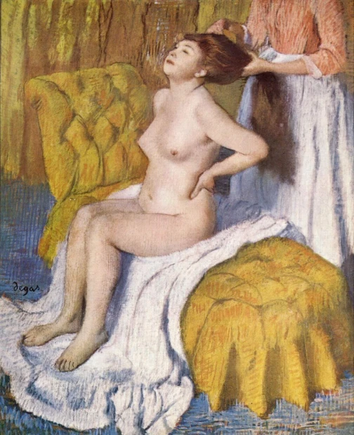 Reprodukcja Woman Having Her Hair Combed, Edgar Degas - Aranżacja w salonie. Ściany w ciepłych odcieniach, meble w stylu