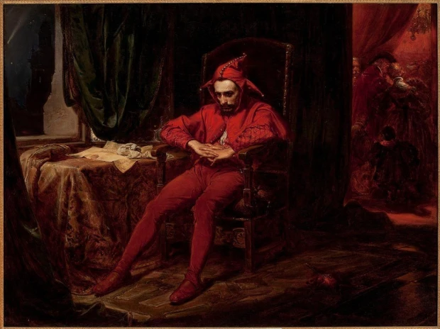 Reprodukcja Stańczyk, Jan Matejko - Wzór graficzny. Postać błazna w czerwonym stroju siedzi na krześle, w tle ciemne zasłony