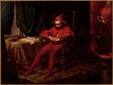 Reprodukcja Stańczyk, Jan Matejko - Wzór graficzny. Postać błazna w czerwonym stroju siedzi na krześle, w tle ciemne zasłony