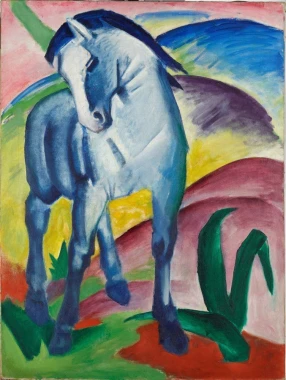 Reprodukcja Blue Horse I, Franz Marc - Wzór graficzny. Obraz przedstawia niebieskiego konia na kolorowym tle z zielonymi