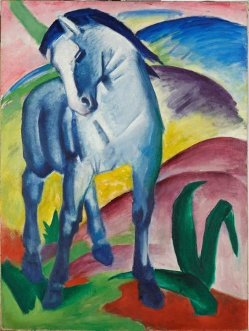 Reprodukcja Blue Horse I, Franz Marc - Wzór graficzny. Obraz przedstawia niebieskiego konia na kolorowym tle z zielonymi
