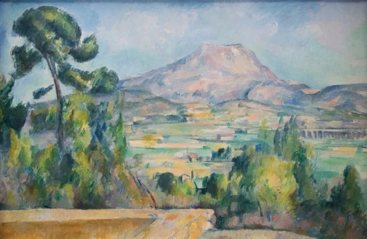 Reprodukcja Montagne Sainte-Victoire, Paul Cezanne - Wzór graficzny. Obraz przedstawia górski krajobraz z zielonymi drzewami