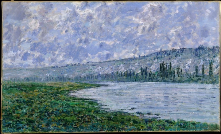 Reprodukcja The Seine at Vetheui, Claude Monet - Wzór graficzny. Obraz przedstawia rzekę otoczoną zielenią, z drzewami w tle