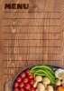 Tablica kredowa z nadrukiem menu 030 - Wzór graficzny. Na tle drewnianym widoczne są napisy oraz warzywa w garnku
