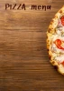 Tablica kredowa z nadrukiem pizza menu 029 - Wzór graficzny. Grafika przedstawia pizzę z dodatkami na drewnianym tle