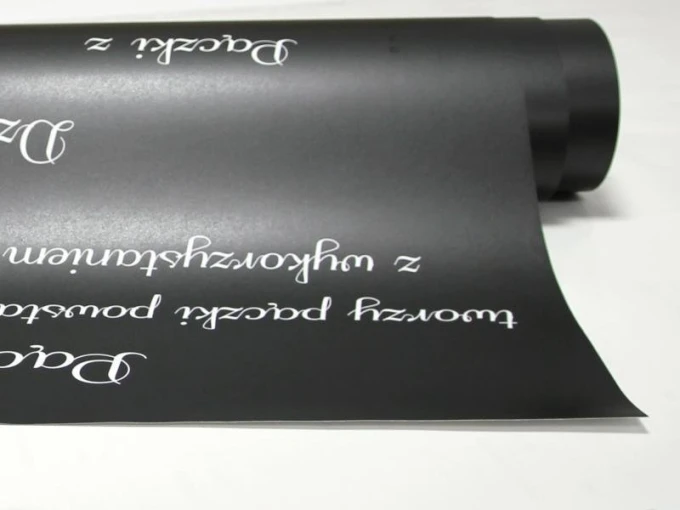 Tablica kredowa z nadrukiem menu 007 - Wzór graficzny. Czarny tło z białym, eleganckim napisem w stylu kaligrafii