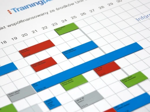 Tablica suchościeralna magnetyczna z przykładowym nadrukiem harmonogramu w ujęciu pokazującym przyczepione magnesy
