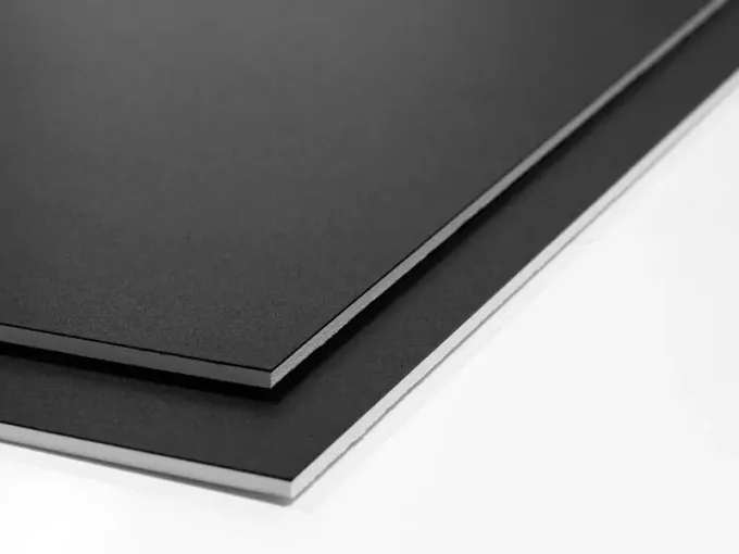 Elegancka tablica kredowa magnetyczna w uniwersalnym czarnym kolorze, idealna do nowoczesnych wnętrz