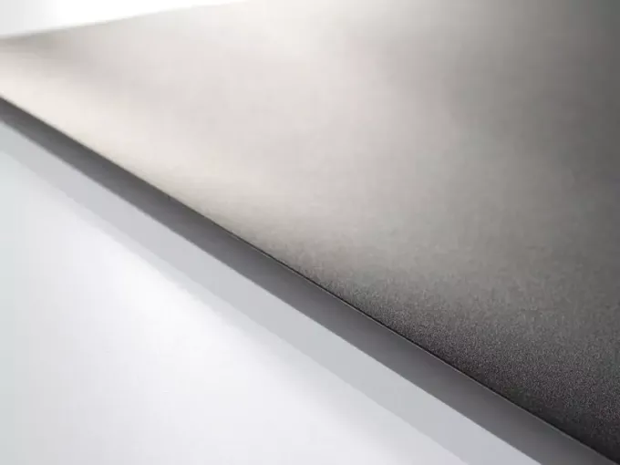 Elegancka tablica kredowa magnetyczna w minimalistycznym stylu, idealna do nowoczesnego biura lub pr