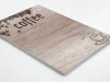 Tablica kredowa z nadrukiem coffee 034 - Wzór graficzny. Na tle imitującym drewno znajduje się napis coffee oraz rysunek