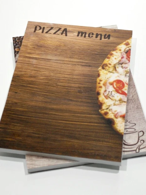 Tablica kredowa z nadrukiem pizza menu 029 - Wzór graficzny. Grafika przedstawia pizzę na drewnianym tle z napisem PIZZA