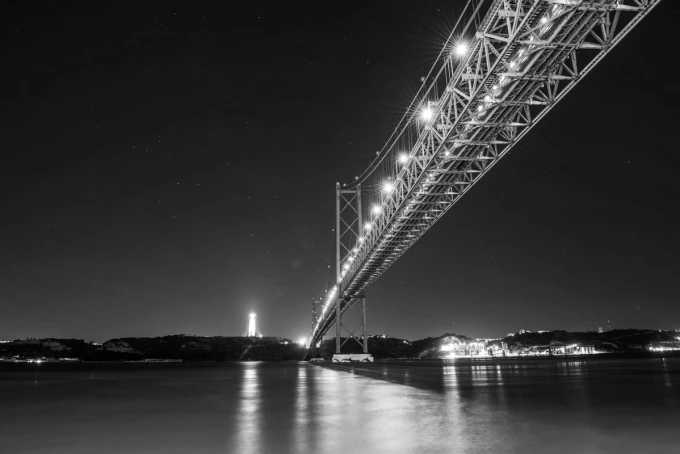Fototapeta na ścianę rozświetlony most na tle granatowego nieba FP 3106 - Wzór graficzny. Most z oświetleniem na tle nocnego