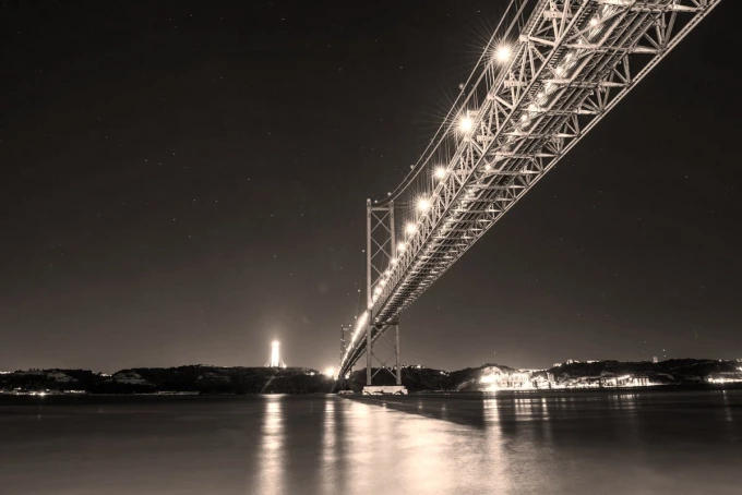 Fototapeta na ścianę rozświetlony most na tle granatowego nieba FP 3106 - Wzór graficzny. Most z oświetleniem na tle nocnego