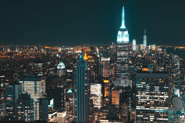 Fototapeta na ścianę z nadrukiem nocnej panoramy Nowego Jorku z oświetlonymi wieżowcami i Empire State Building