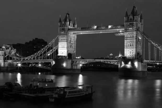 Fototapeta na ścianę most w Londynie nocą FP 3272 - Wzór graficzny. Most z wieżami w stylu gotyckim, woda odbija światło
