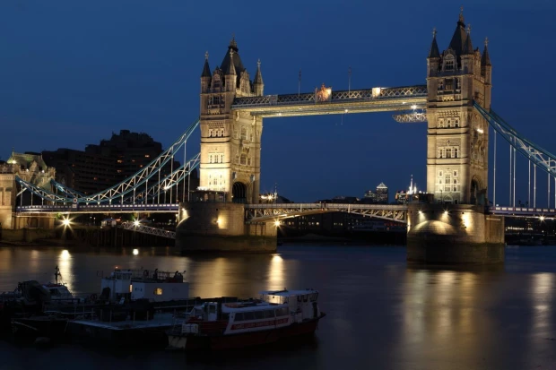 Fototapeta na ścianę most w Londynie nocą FP 3272 - Wzór graficzny. Most z wieżami, oświetlenie reflektorów, woda w tle