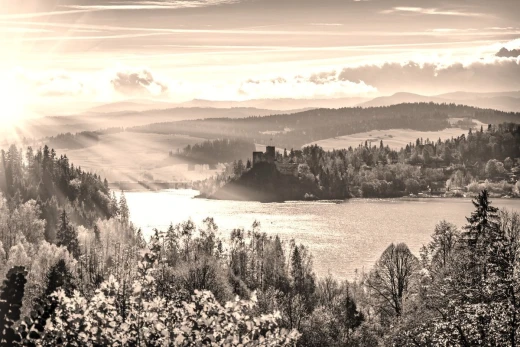 Fototapeta w odcieniach sepii z nadrukiem zamku nad jeziorem o poranku, przedstawiona jako wzór na białym tle