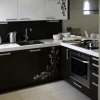 Elegancka naklejka japońska 26, subtelnie zdobiąca nowoczesną kuchnię w odcieniach bieli i czerni.