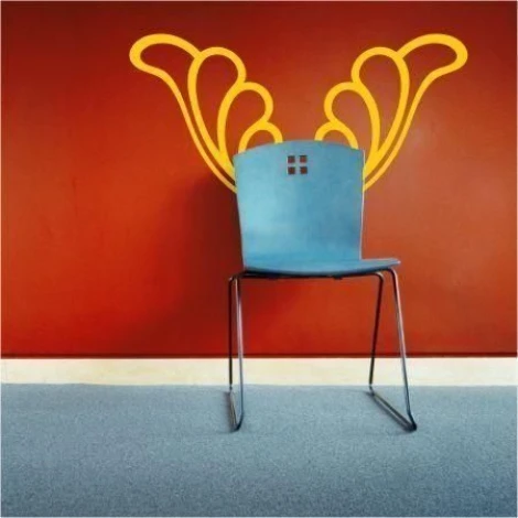 Stylowa naklejka klasik 007 w energetycznych kolorach ożywia przestrzeń w nowoczesnym wnętrzu z oryg