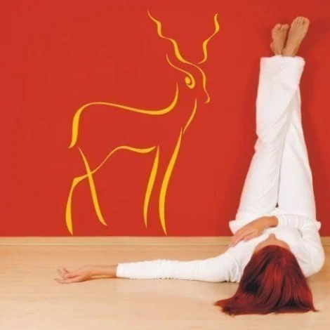 Stylowa naklejka zwierzęta 24 w energetycznym odcieniu czerwieni, idealna do nowoczesnego pokoju dzi