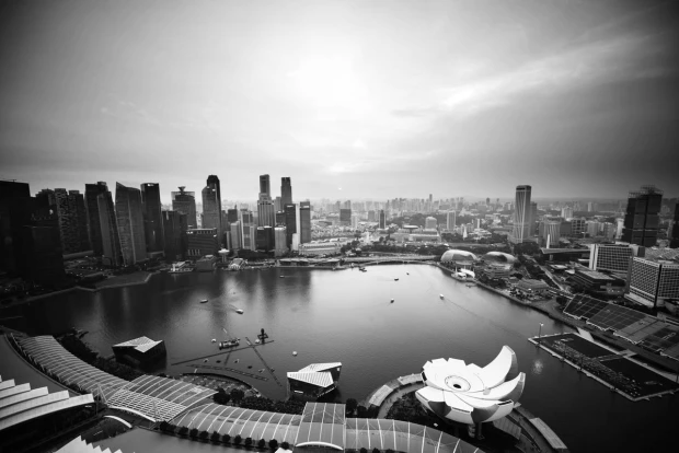 Fototapeta z czarno-białym nadrukiem panoramy Singapuru z wieżowcami i zatoką, przedstawiona jako wzór