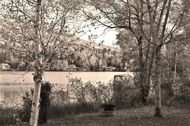 Fototapeta na ścianę domki nad jeziorem FP 3991 - Aranżacja w salonie. Jasne ściany, naturalne elementy, widok na jezioro