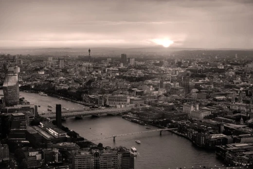 Fototapeta na ścianę z nadrukiem panoramy Londynu w sepii z widokiem na rzekę Tamizę i mosty