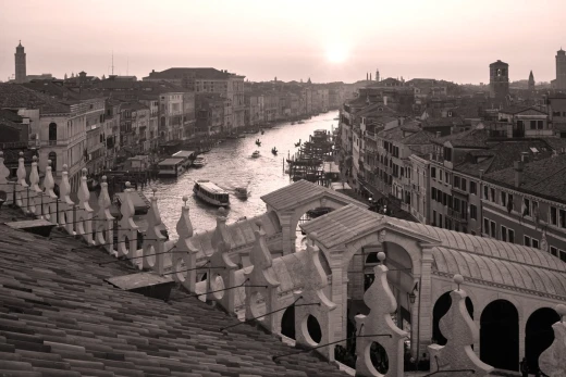 Fototapeta na ścianę z nadrukiem panoramy Wenecji w odcieniach sepii z widokiem na most Rialto i Kanał Grande