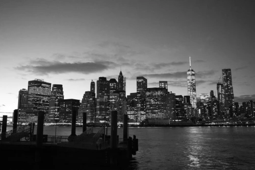 Fototapeta na ścianę z czarno-białym nadrukiem nocnej panoramy Manhattanu z wieżowcami nad wodą