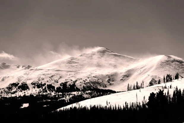 Fototapeta na ścianę z nadrukiem ośnieżonych szczytów górskich w tonacji sepii na białym tle