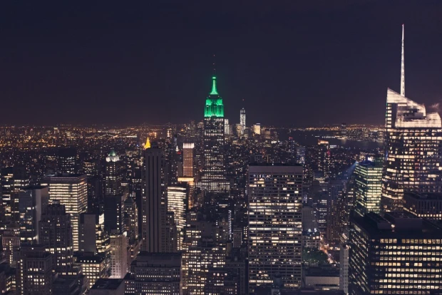 Fototapeta na ścianę z nadrukiem panoramy Nowego Jorku nocą z oświetlonym na zielono wieżowcem Empire State Building