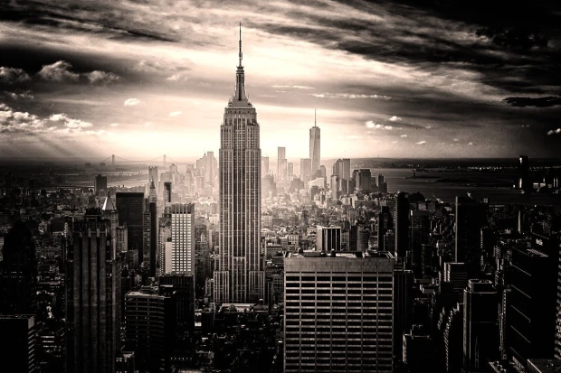 Fototapeta na ścianę z panoramą Nowego Jorku w tonacji sepii, przedstawiająca Empire State Building i chmury