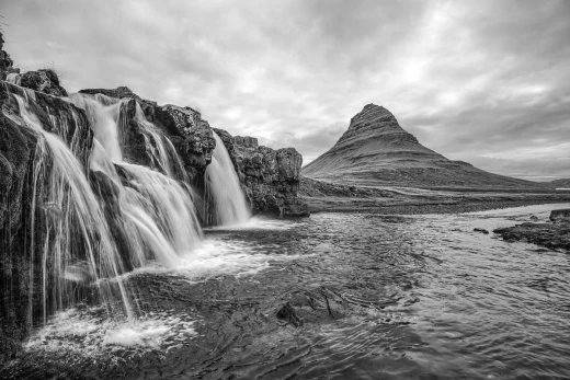 Fototapeta na ścianę z czarno-białym nadrukiem islandzkiego wodospadu Kirkjufellsfoss i góry Kirkjufell