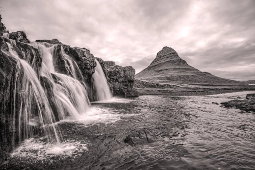 Fototapeta na ścianę z nadrukiem islandzkiego wodospadu i góry Kirkjufell w tonacji sepii