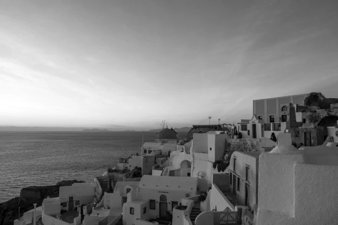 Fototapeta na ścianę wiatrak na Santorini FP 5415 - Wzór graficzny. Widoczne białe budynki i morze w tle