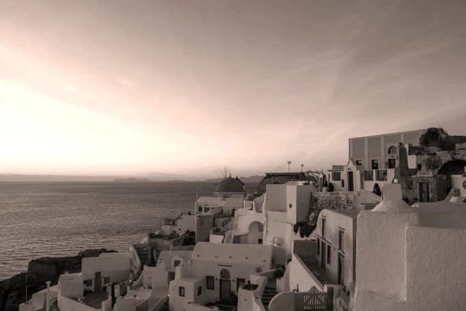 Fototapeta na ścianę wiatrak na Santorini FP 5415 - Wzór graficzny. Widoczne białe budynki i morze w tle