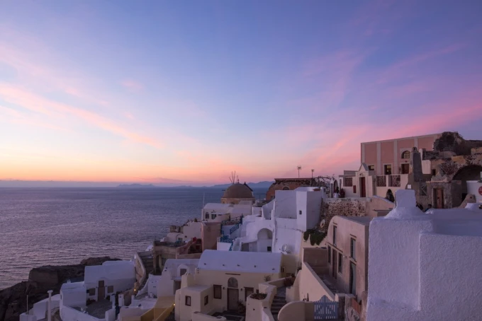 Fototapeta na ścianę wiatrak na Santorini FP 5415 - Aranżacja w salonie. Ściany w jasnych odcieniach, meble w stylu