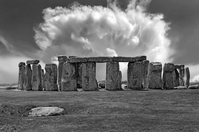 Fototapeta na ścianę Stonehenge FP 5555 - Wzór graficzny. Kamienne struktury w formie kręgów na tle chmur