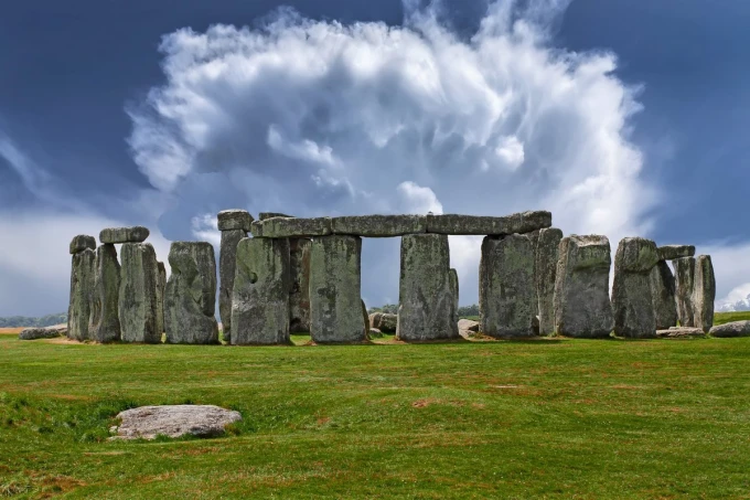 Fototapeta na ścianę Stonehenge FP 5555 - Wzór graficzny. Przedstawia kamienne struktury w zielonym otoczeniu pod niebem
