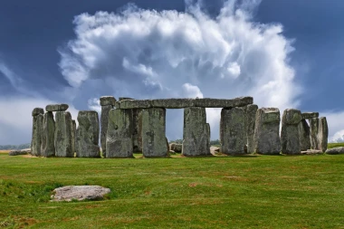 Fototapeta na ścianę Stonehenge FP 5555 - Wzór graficzny. Przedstawia kamienne struktury w zielonym otoczeniu pod niebem