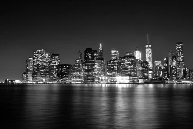 Fototapeta na ścianę z czarno-białym nadrukiem nocnej panoramy Manhattanu odbijającej się w wodzie
