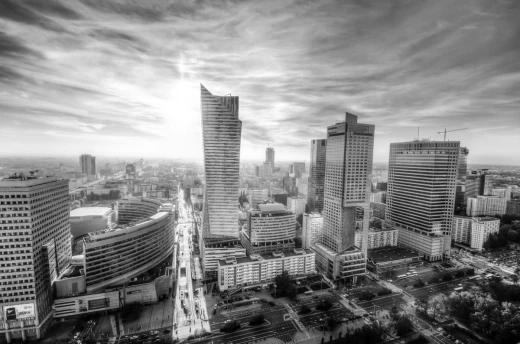 Fototapeta z czarno-białym nadrukiem panoramy Warszawy z lotu ptaka, przedstawiająca nowoczesne wieżowce