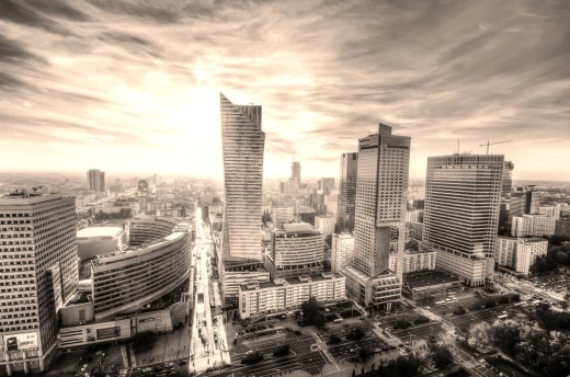Fototapeta z nadrukiem panoramy Warszawy w sepii, przedstawiająca nowoczesne wieżowce pod słońce
