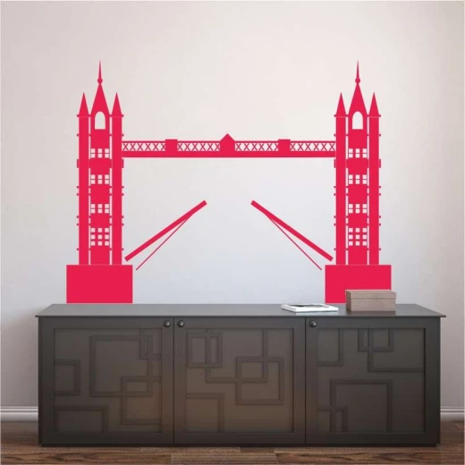 Szablon malarski z motywem mostu London Bridge w przykładowej czerwonej kolorystyce na ścianie we wnętrzu