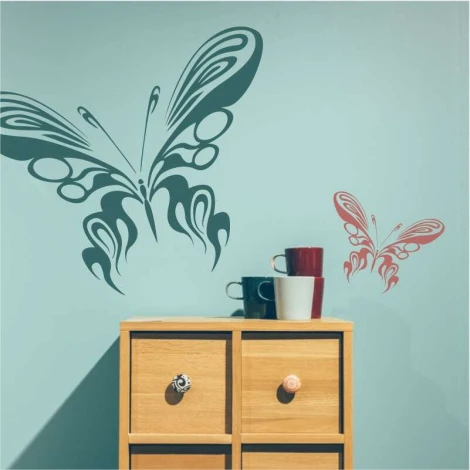 Szablon do malowania motyl 2346 - Aranżacja w pokoju. Ściany w jasnym kolorze, meble drewniane