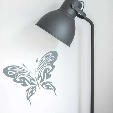 Szablon do malowania ognisty motyl 2349 - Aranżacja w pokoju. Jasne ściany z lampą obok